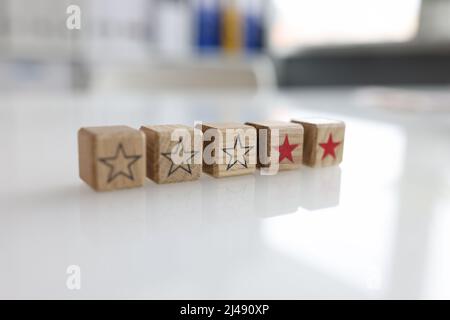 Cubes en bois avec trois étoiles sur cinq Banque D'Images