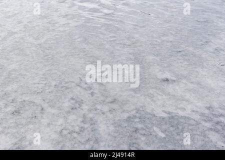 Eau peu profonde recouverte de cristaux de sel aux Flats de sel de Jan Thiel sur l'île des caraïbes de Curaçao Banque D'Images