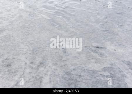 Eau peu profonde recouverte de cristaux de sel aux Flats de sel de Jan Thiel sur l'île des caraïbes de Curaçao Banque D'Images