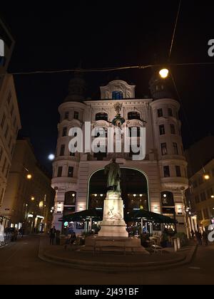 Vue de face du bâtiment historique Regensburger Hof dans le vieux centre de Vienne, Autriche sur la place de la ville de Lugeck de nuit avec façade éclairée. Banque D'Images