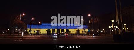 Vue panoramique de l'avant de l'Äußere Burgtor (porte extérieure du château) dans le centre historique de Vienne, Autriche illuminée dans les couleurs de l'Ukraine pendant la guerre. Banque D'Images