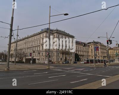 Vue sur la place Schwarzenbergplatz dans le centre historique de Vienne, Autriche avec tramway et bâtiments historiques par temps nuageux au printemps. Banque D'Images