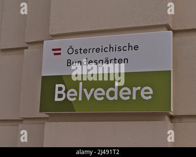 Panneau d'information à l'entrée du château historique Belvedere dans le centre-ville de Vienne, Autriche sur un mur vu du terrain public. Banque D'Images
