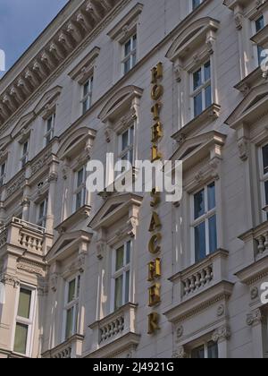Vue à angle bas de la façade décorative du célèbre hôtel de luxe Sacher dans le centre historique de Vienne, Autriche avec lettrage. Banque D'Images