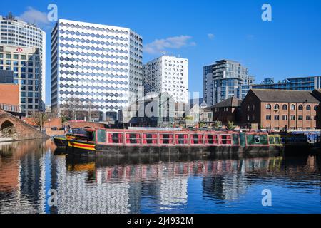 Gas Street Basin, Birmingham, sur l'ancien Worcester et le canal de Birmingham, sur fond de bâtiments commerciaux modernes Banque D'Images