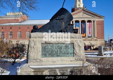 Le mortier, utilisé pendant la guerre de Sécession, réside maintenant devant le bâtiment orné du capitole à Hartford, Connecticut. Il a été surnommé le «Petersburg Express» Banque D'Images