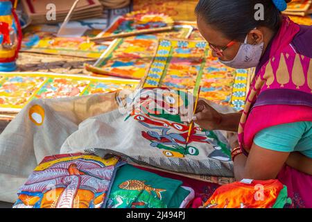 Femme artiste faisant de la peinture de tissu sur un métier à main sari à une foire d'artisanat à Kolkata, Inde Banque D'Images