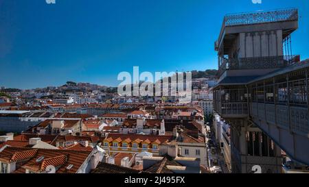 Vue sur le quartier de Baixa depuis Largo do Carmo à Bairro Alto, Lisbonne, Portugal. Banque D'Images