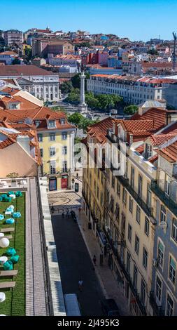 Vue sur le quartier de Baixa depuis Largo do Carmo à Bairro Alto, Lisbonne, Portugal. Banque D'Images