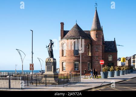 Mémorial de guerre à Portrush, Co. Antrim Irlande du Nord devant l'hôtel de ville de Portrush. Banque D'Images