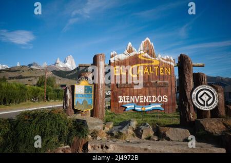 Signe de bienvenue avec emblème d'El Chalten - capitale du trekking en Patagonie, Argentine. Le sommet du Mont Fitz Roy se trouve sur la gauche Banque D'Images