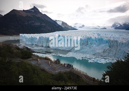 Touristes au point de vue près du glacier Perito Moreno dans le parc national de Los Glaciares, Patagonie, montagnes des Andes, Argentine. Vue sur Cerro Moreno Peak Banque D'Images