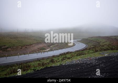 Célèbre route de Géorgie appelée route militaire géorgienne ou route militaire géorgienne dans les montagnes du Caucase. Route asphaltée humide dans les montagnes par temps pluvieux Banque D'Images