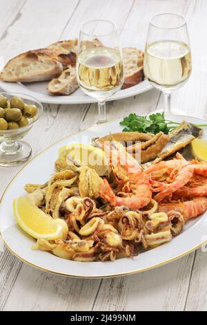 fritto misto di mare (fruits de mer frits mélangés), cuisine italienne Banque D'Images
