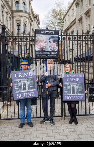 Londres, Royaume-Uni. 13th avril 2022. Manifestation aux portes de Downing Street. Boris Johnson, Carrie Johnson et Rishi Sunak ont été hier condamnés à des amendes par la police à la suite d'une enquête sur des parties détenues à Downing Street . Plusieurs Parties ont eu lieu à Downing Street alors qu'il y avait un verrouillage strict pendant Covid. Crédit : Karl Black/Alay Live News Banque D'Images