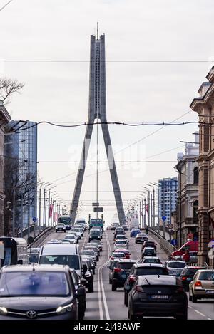 RIGA, LETTONIE. 16th novembre 2018. Photo à mise au point sélective. Embouteillage près du pont Vansu. Banque D'Images