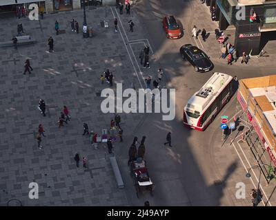 Vue aérienne de la célèbre place de la ville Stephansplatz dans le centre historique de Vienne, en Autriche, avec des gens et des calèche de fiacre vus de Stephansdom. Banque D'Images