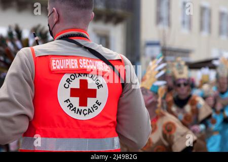 Landerneau, France - avril 03 2022 : secourisme de la croix rouge française patrouilant pendant le carnaval. Banque D'Images