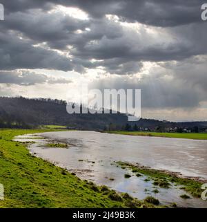 Rivière Weser près de Gewissenruh, Wesertal, Weser Uplands, Weserbergland, Hesse,Allemagne Banque D'Images