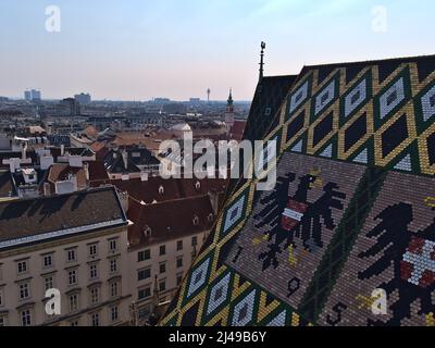 Belle vue panoramique sur le centre historique de Vienne, Autriche avec le célèbre toit en tuiles de la cathédrale Stephansdom devant des armoiries. Banque D'Images