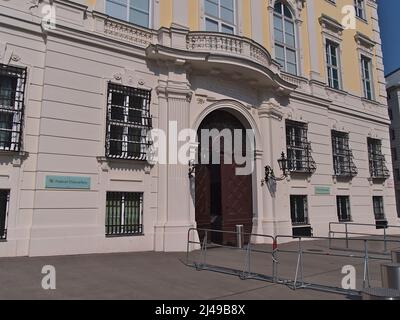 Vue de face de l'entrée du Bundeskanzleramt (BKA), la Chancellerie autrichienne, dans un bâtiment historique dans le centre de Vienne, en Autriche, par beau temps. Banque D'Images