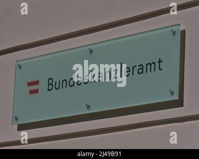 Vue du panneau sur la façade du Bundeskanzleramt (BKA), la Chancellerie autrichienne, située à Ballhausplatz dans le centre historique de Vienne, Autriche. Banque D'Images