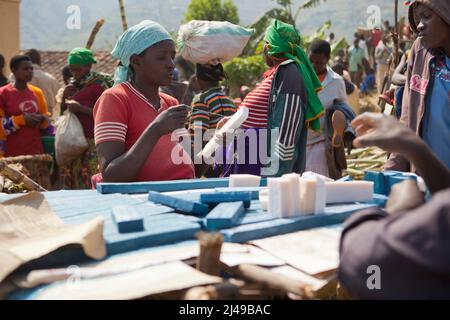 Marché du village de Bushoka, cellule de Gasiza, secteur de Kivuruga, barrage de Gakenke. Photo de Mike Goldwater Banque D'Images