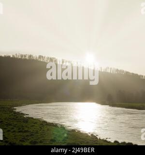 Rivière Weser près de Gewissenruh, Wesertal, Weser Uplands, Weserbergland, Hesse,Allemagne Banque D'Images