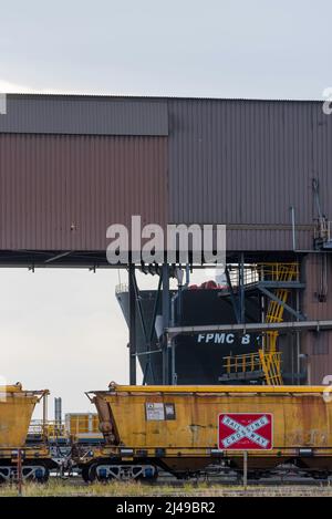 Des wagons et un navire de transport de minerai en vrac nommé FPMC B108, amarrés au terminal de Port Waratah Coal à Carrington, Newcastle, Nouvelle-Galles du Sud, Australie Banque D'Images