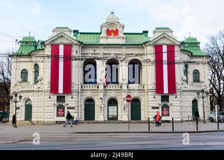 RIGA, LETTONIE. 16th novembre 2018. Drapeaux de Lettonie pendus sur le théâtre national letton. Banque D'Images