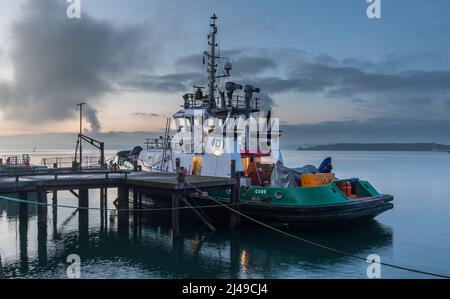 Cobh, Cork, Irlande. 13th avril 2022. Le remorqueur DSG Alex se lie à un quai dans la ville historique de Cobh, Co. Cork, Irlande. - Crédit; David Creedon / Alamy Live News Banque D'Images