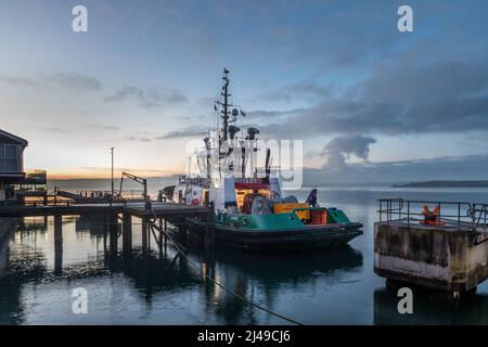 Cobh, Cork, Irlande. 13th avril 2022. Le remorqueur DSG Alex se lie à un quai dans la ville historique de Cobh, Co. Cork, Irlande. - Crédit; David Creedon / Alamy Live News Banque D'Images