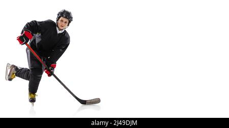 Prospectus, affiche avec portrait d'un garçon concentré, d'un enfant, d'un joueur de hockey en mouvement, entraînement isolé sur fond blanc. Banque D'Images