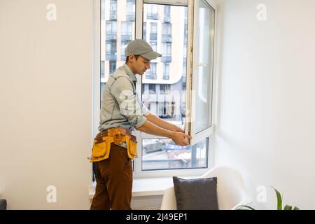 master changer une fenêtre à double vitrage dans une fenêtre en plastique, vue latérale Banque D'Images