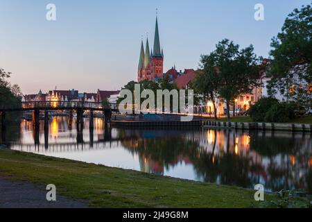 Lübeck au crépuscule avec la rivière Obertrave en premier plan, photo longue exposition Banque D'Images