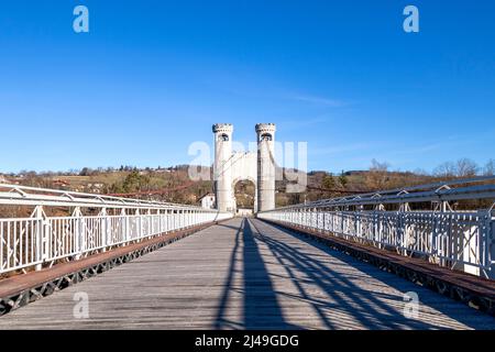 Pont Charles-Albert, le plus ancien des deux ponts des ponts de la Caille enjambant la gorge de la rivière Usses Cruseilles, dans la haute-S montagneuse Banque D'Images