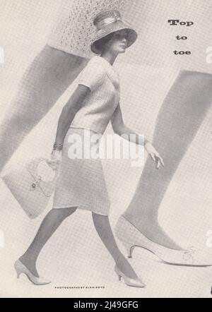 Vintage mode photographie vintage robe chaussures sacs sandales vintage posant modèle rétro magazine page 1960s Banque D'Images