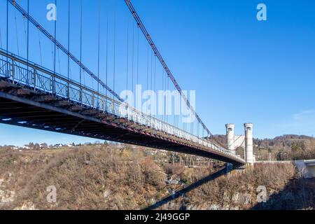 Pont Charles-Albert, le plus ancien des deux ponts des ponts de la Caille enjambant la gorge de la rivière Usses Cruseilles, dans la haute-S montagneuse Banque D'Images