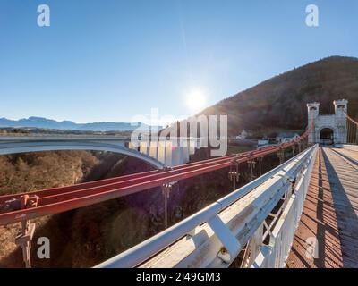 Pont Charles-Albert, le plus ancien des deux ponts des ponts de la Caille enjambant la gorge de la rivière Usses Cruseilles, dans la haute-S montagneuse Banque D'Images