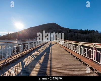 Pont Charles-Albert, le plus ancien des deux ponts des ponts de la Caille enjambant la gorge de la rivière Usses Cruseilles, dans la haute-S montagneuse Banque D'Images