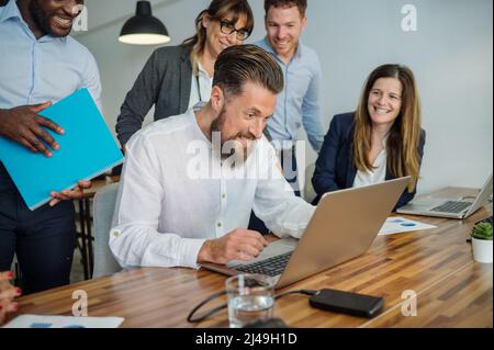 Groupe de collègues travaillant sur le projet au bureau Banque D'Images
