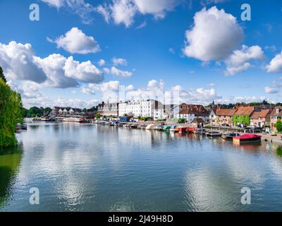 6 juin 2019: Henley on Thames, Royaume-Uni - la Tamise, où elle est bordée de beaux vieux bâtiments, avec le ciel d'été reflété dans l'eau. Banque D'Images