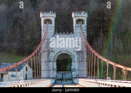 Pont Charles-Albert, le plus ancien des deux ponts des ponts de la Caille enjambant la gorge de la rivière Usses Cruseilles, dans la haute-S montagneuse Banque D'Images