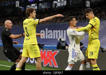 Madrid, Espagne. 12th avril 2022. Marcos Alonso, du FC Chelsea, et l’arbitre Szymon Marciniak, de Pologne, se mettent à rompre un affrontement entre Lucas Vazquez, du Real Madrid, et Kai Havertz, du FC Chelsea, lors du match de la Ligue des champions de l’UEFA au Bernabeu, à Madrid. Crédit photo à lire: Jonathan Moscrop/Sportimage crédit: Sportimage/Alay Live News Banque D'Images