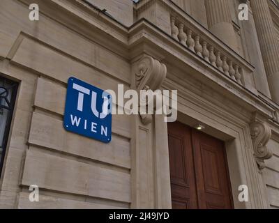 Vue rapprochée du logo bleu et blanc de tu Wien (Université de technologie de Vienne) sur le bâtiment principal du campus de Vienne, Autriche. Banque D'Images