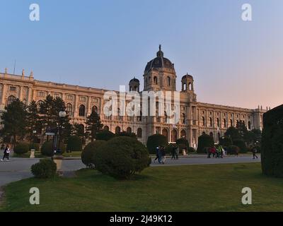 Belle vue sur le musée populaire de Kunsthorisches (KHM, musée d'art) dans le centre historique de Vienne, en Autriche, en soirée lumière du soleil au printemps. Banque D'Images