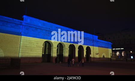 Vue d'Äußeres Burgtor dans le centre historique de Vienne, Autriche de nuit avec illuminations bleues et jaunes dans les couleurs de l'Ukraine pendant la guerre. Banque D'Images