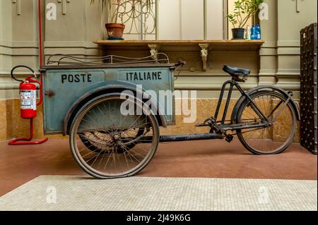 Une bicyclette antique du bureau de poste italien pour la livraison du courrier, Parme, Italie Banque D'Images