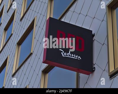 Vue rapprochée d'un panneau avec logo de la chaîne d'hôtels Radisson Red sur la façade d'un bâtiment moderne dans le centre-ville de Vienne, Autriche. Banque D'Images
