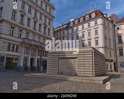 Vue sur le Mémorial de l'Holocauste Judenplatz dans le centre historique de Vienne, en Autriche, également connu sous le nom de Bibliothèque Nameless, entouré de vieux bâtiments. Banque D'Images